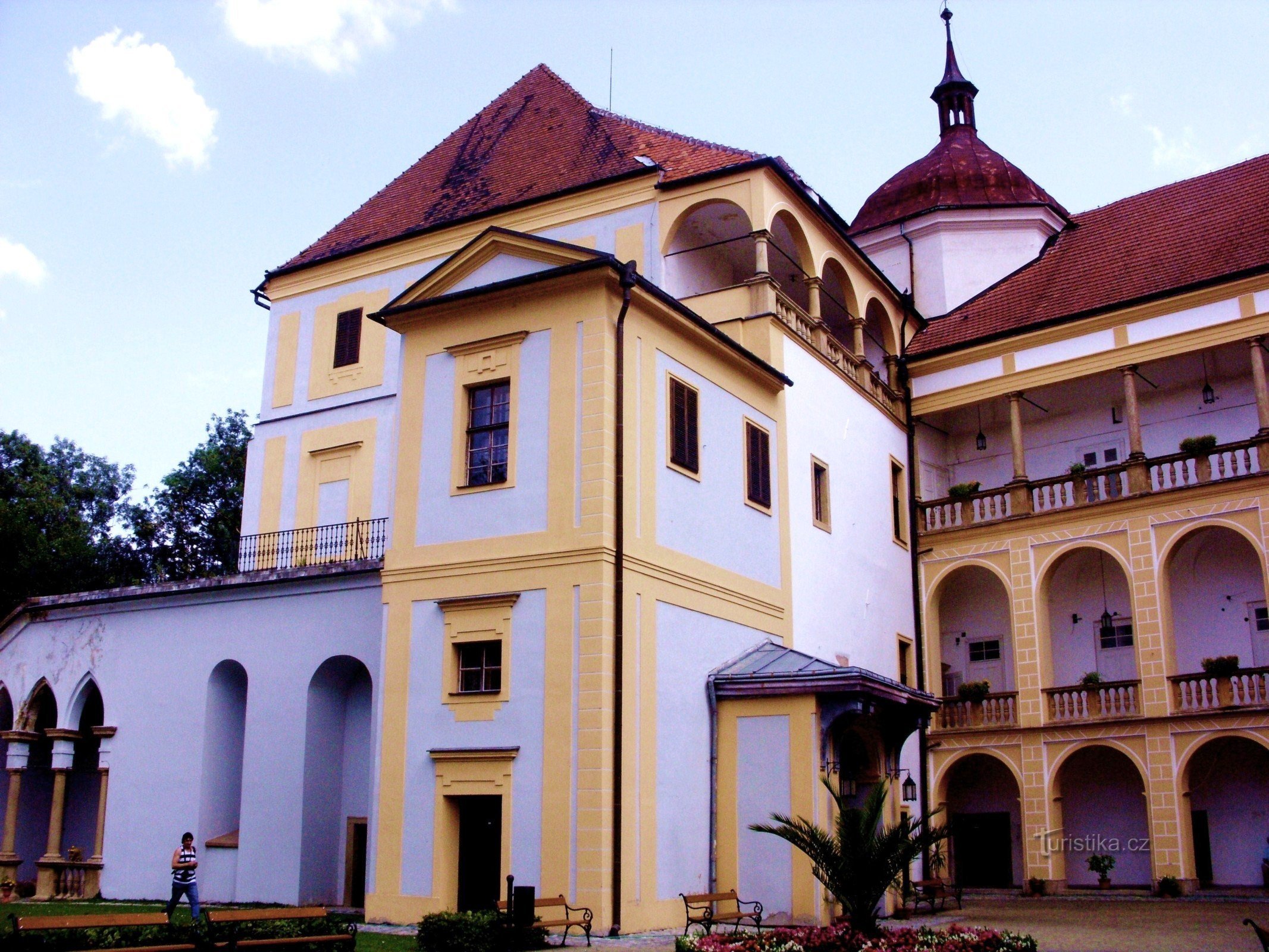 Để có trải nghiệm tại lâu đài ở Tovačov