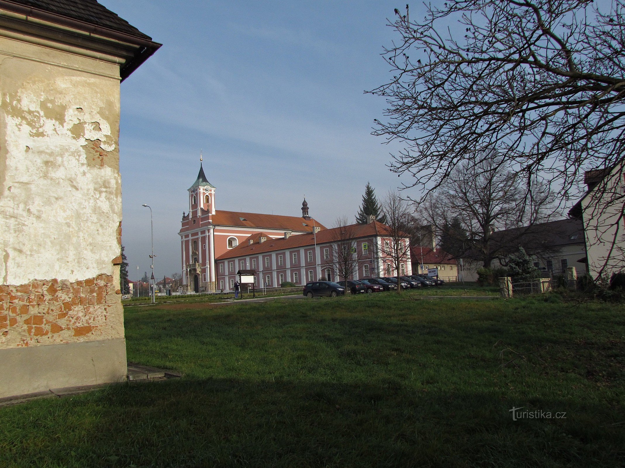 Au-delà du lieu de pèlerinage de Zlín vers Štípa et la station thermale de Kostelec