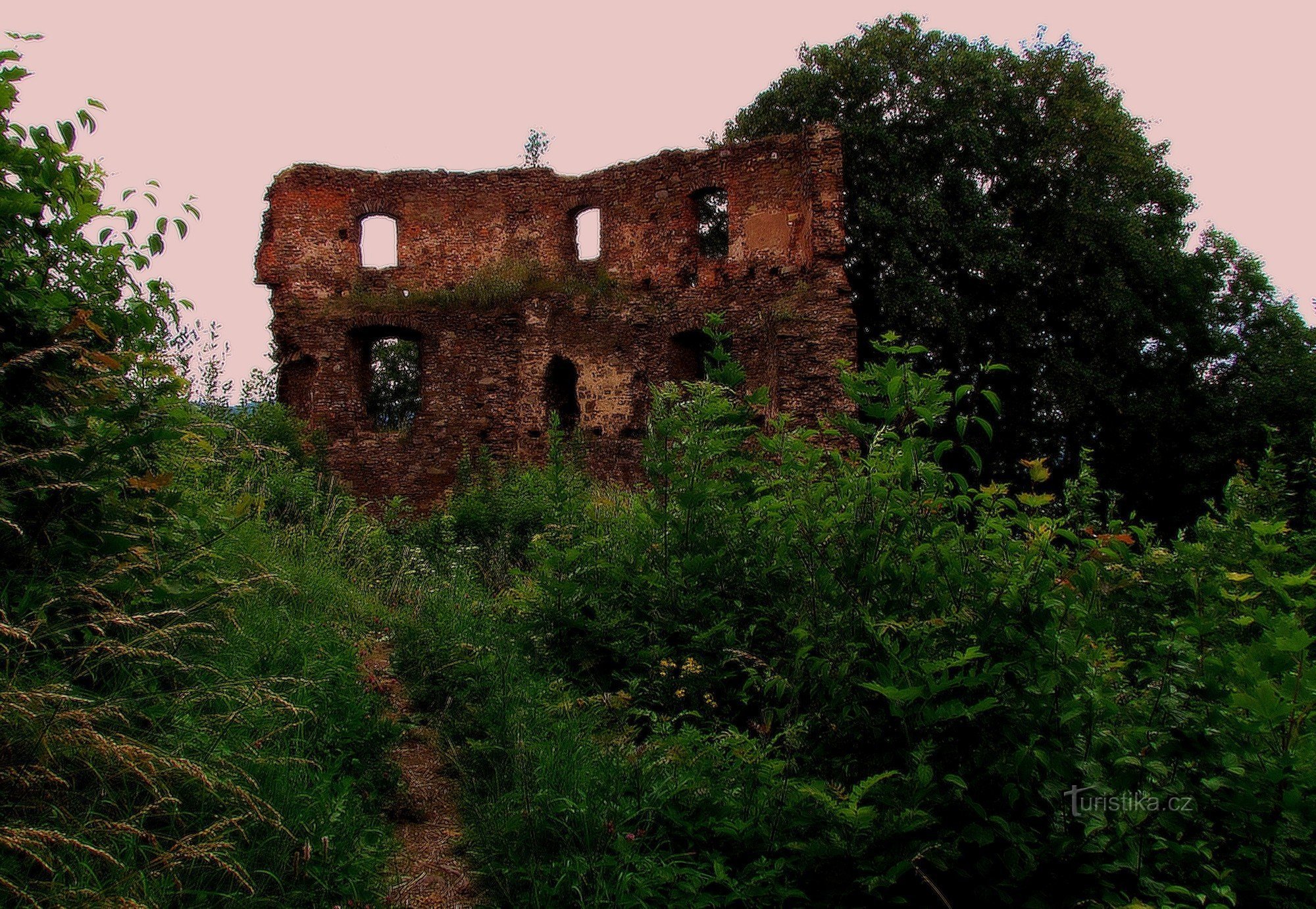 Detrás de las ruinas de Cimburk en la ciudad de Trnávka