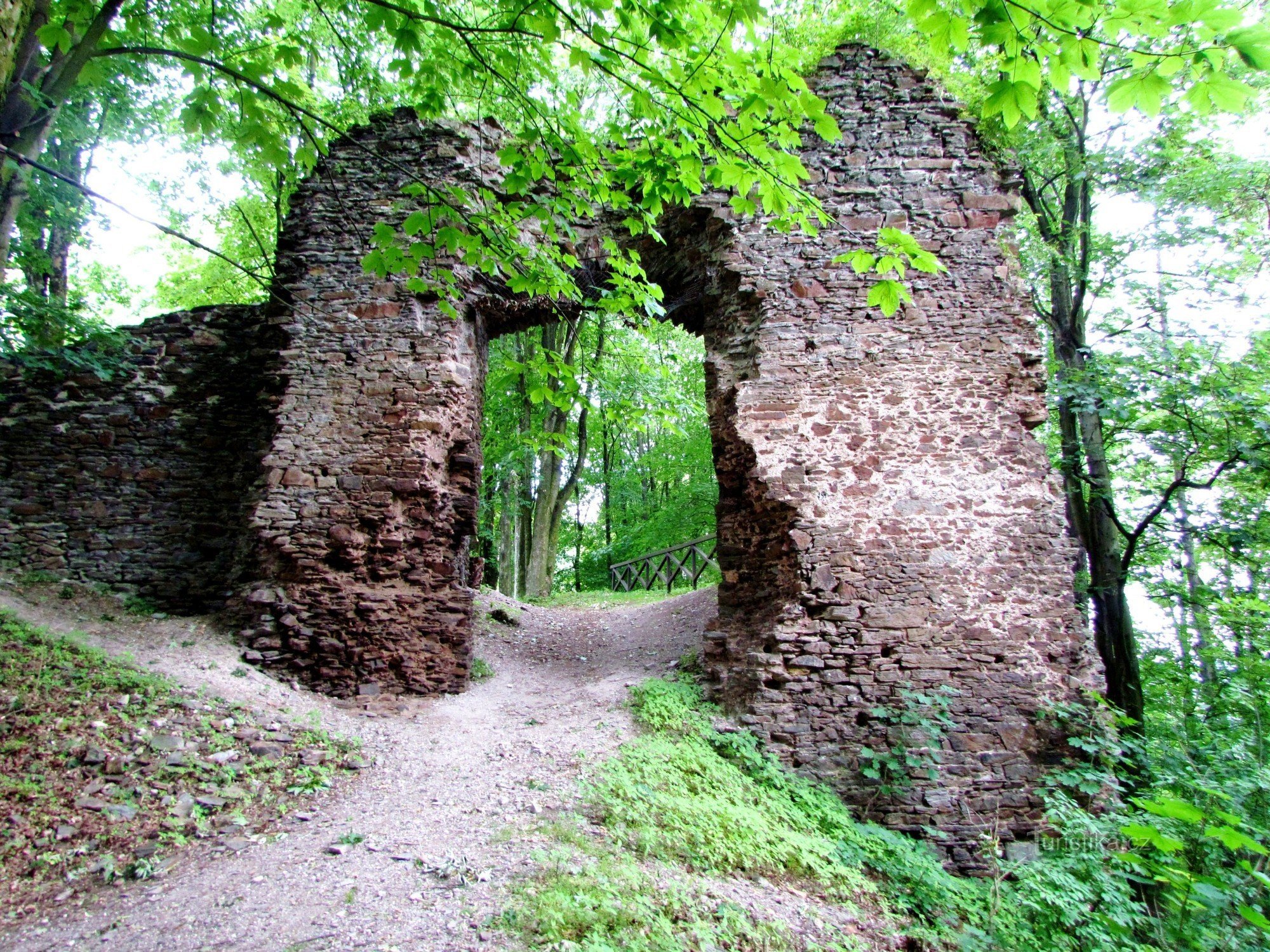 În spatele ruinelor orașului Cimburk din orașul Trnávka
