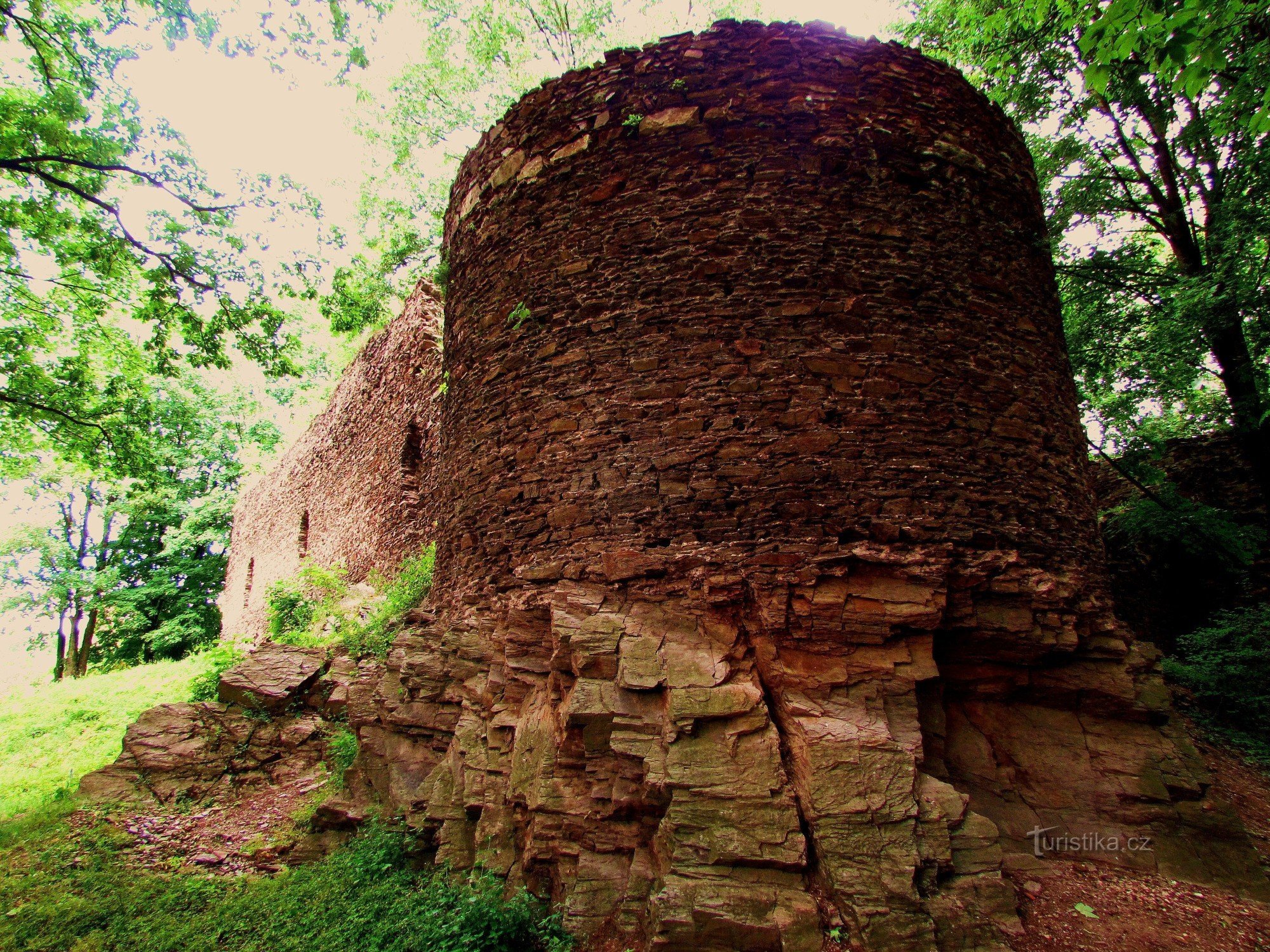 Dietro le rovine di Cimburk nella città di Trnávka