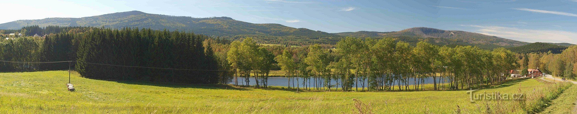 Shot van het bovenste deel van het Lipno-waterreservoir bij Nová Peca. In het rechterdeel van de foto zien we