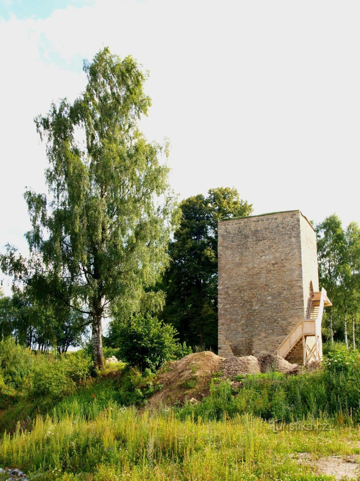 Inquadratura della torre della fortezza ricostruita dallo stagno