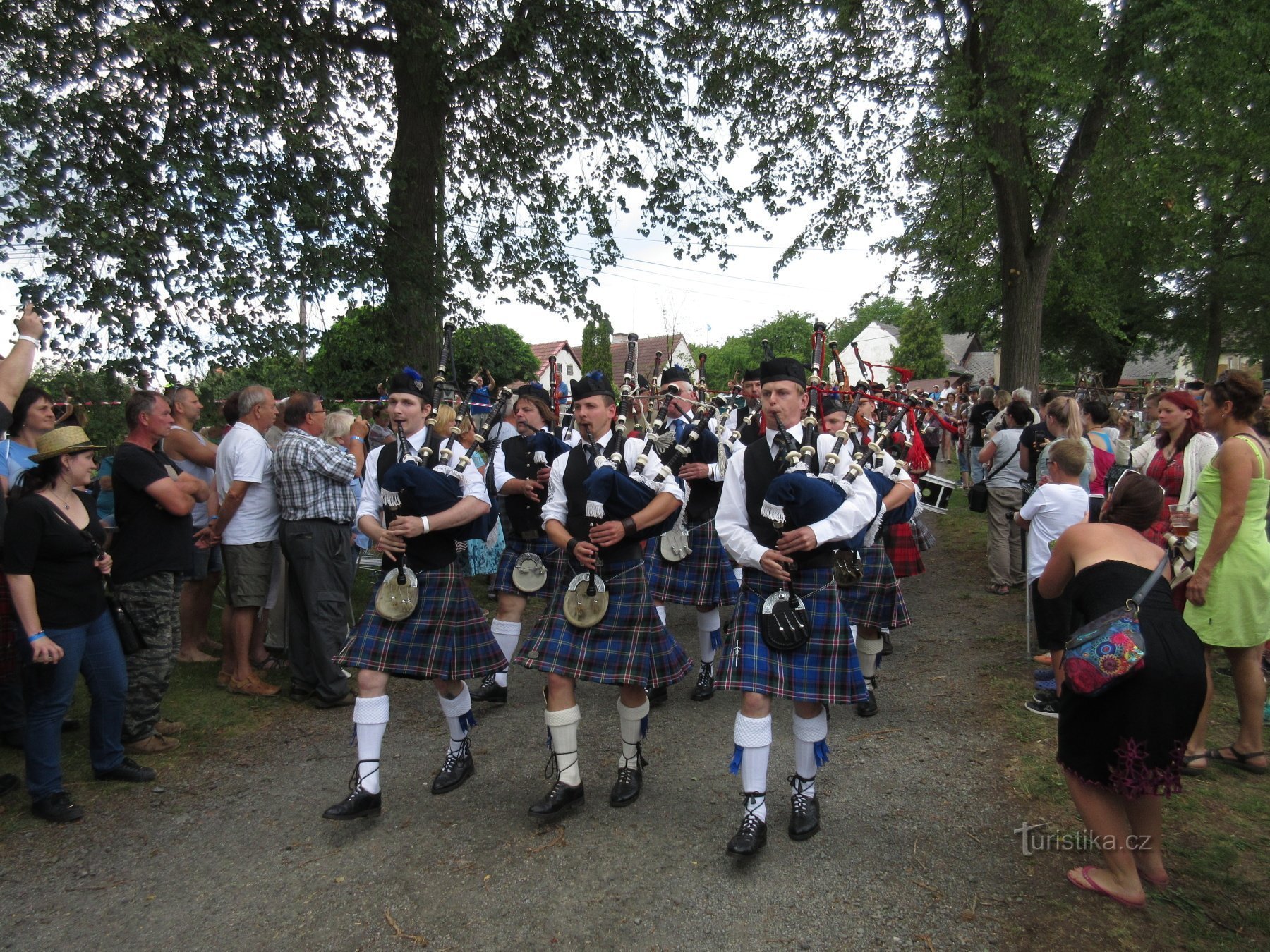 Đoạn phim từ lễ hội Scotland ở Kostelík 2017