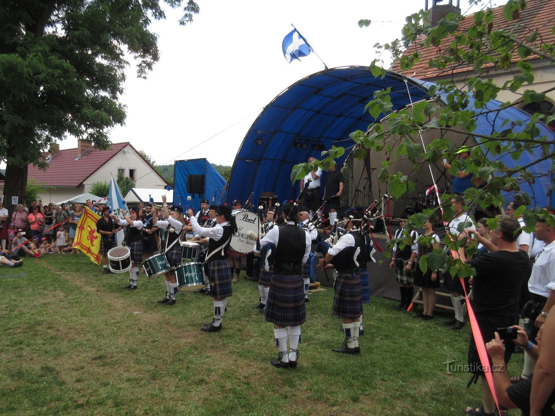 Đoạn phim từ lễ hội Scotland ở Kostelík 2017