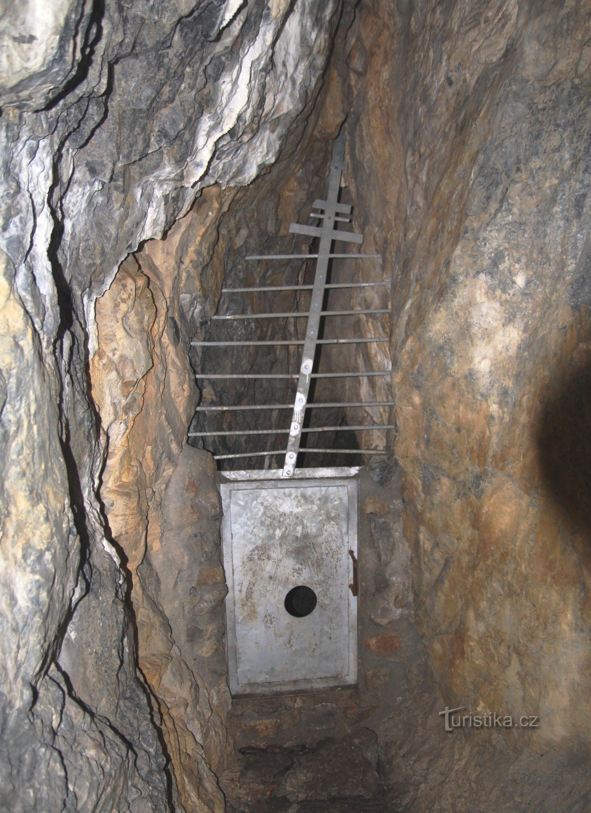 Sicherung des Eingangs zur abgrundtiefen Fortsetzung der Höhle