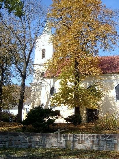 Crkva Zábranský: Prvotna crkva Navještenja Djevice Marije iz 1528. bila je drvena,