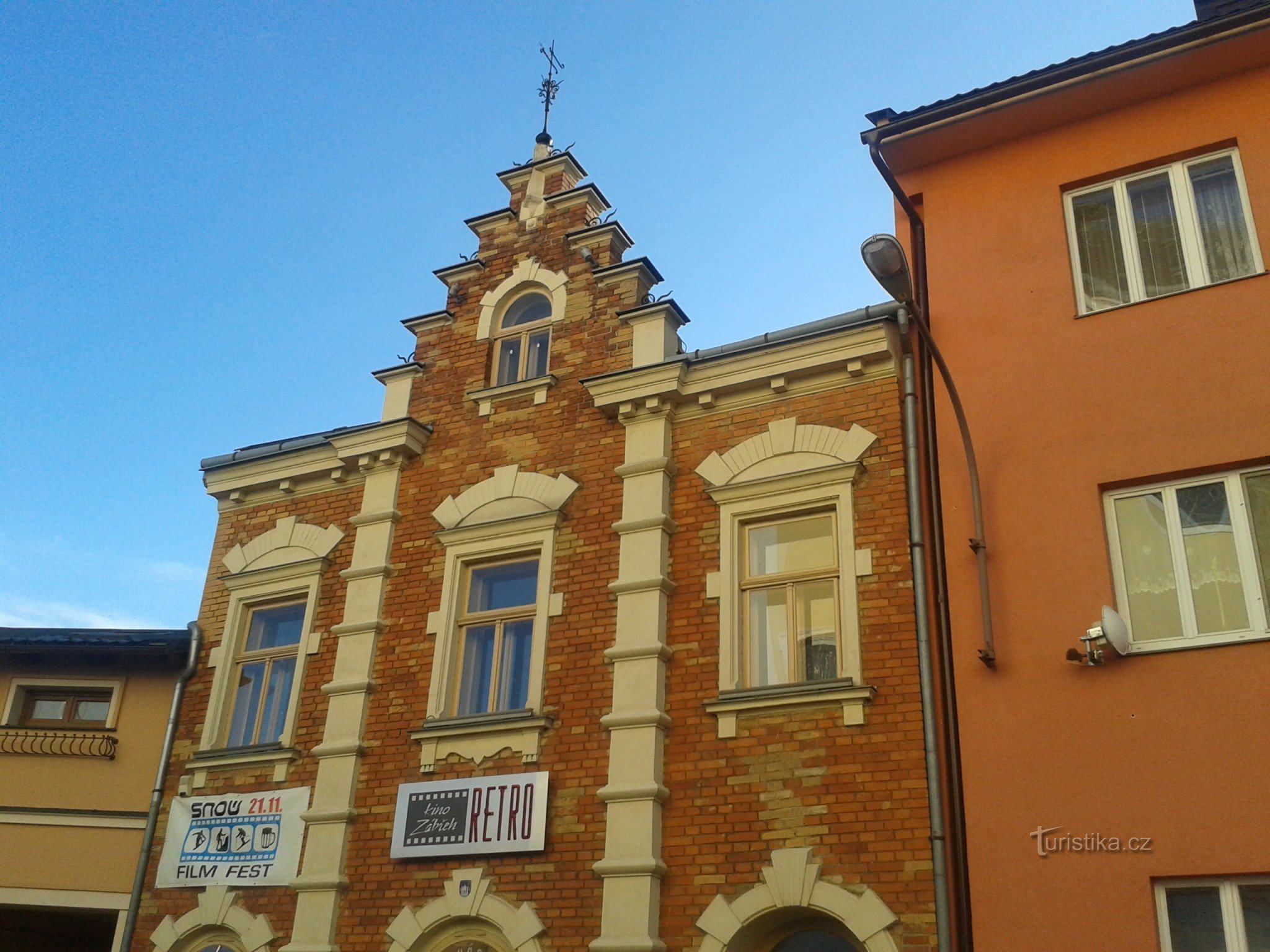 Zábřeh - Bâtiment de cinéma rétro avec un café