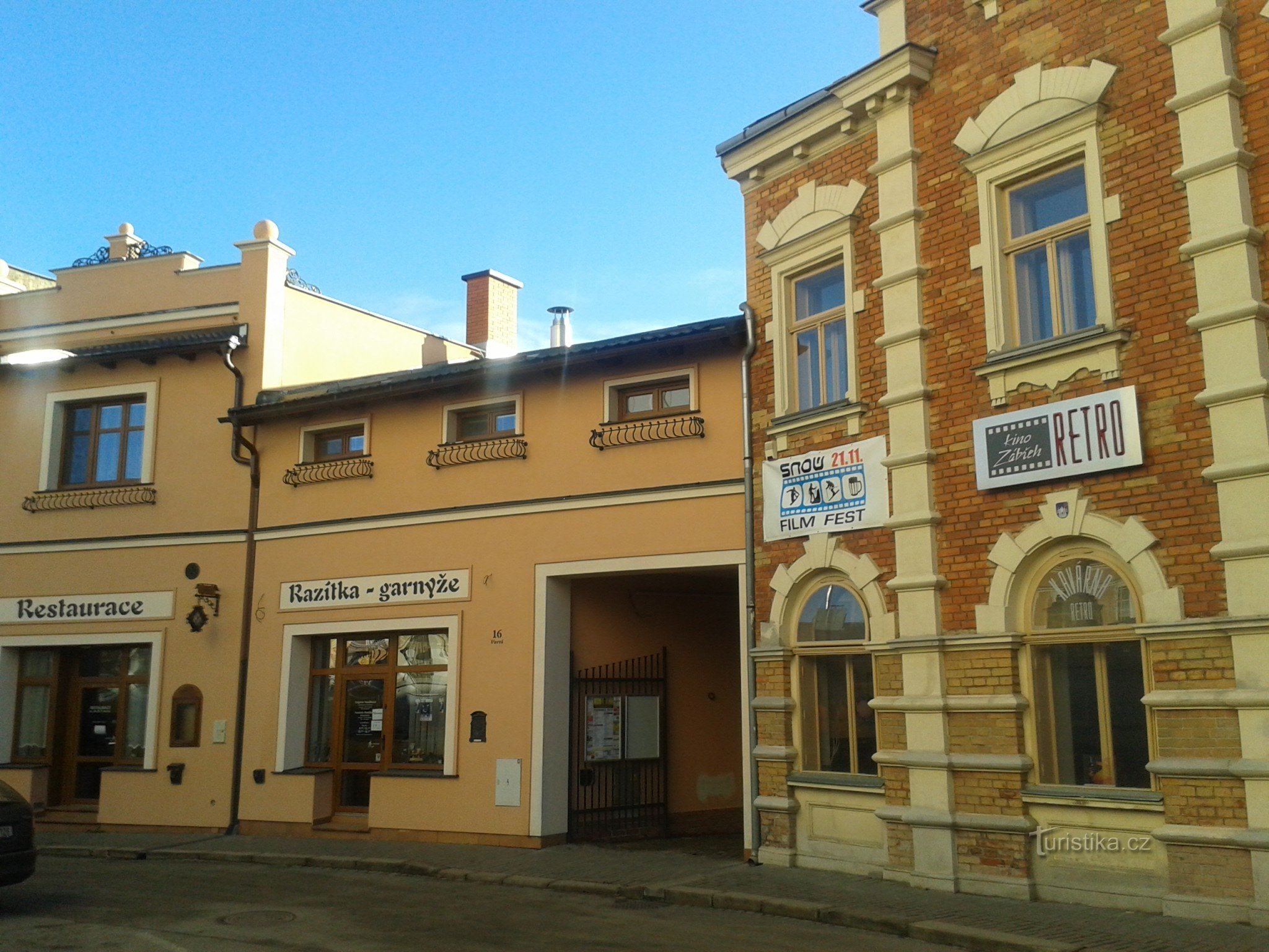 Zábřeh - 带有咖啡馆的复古电影院建筑