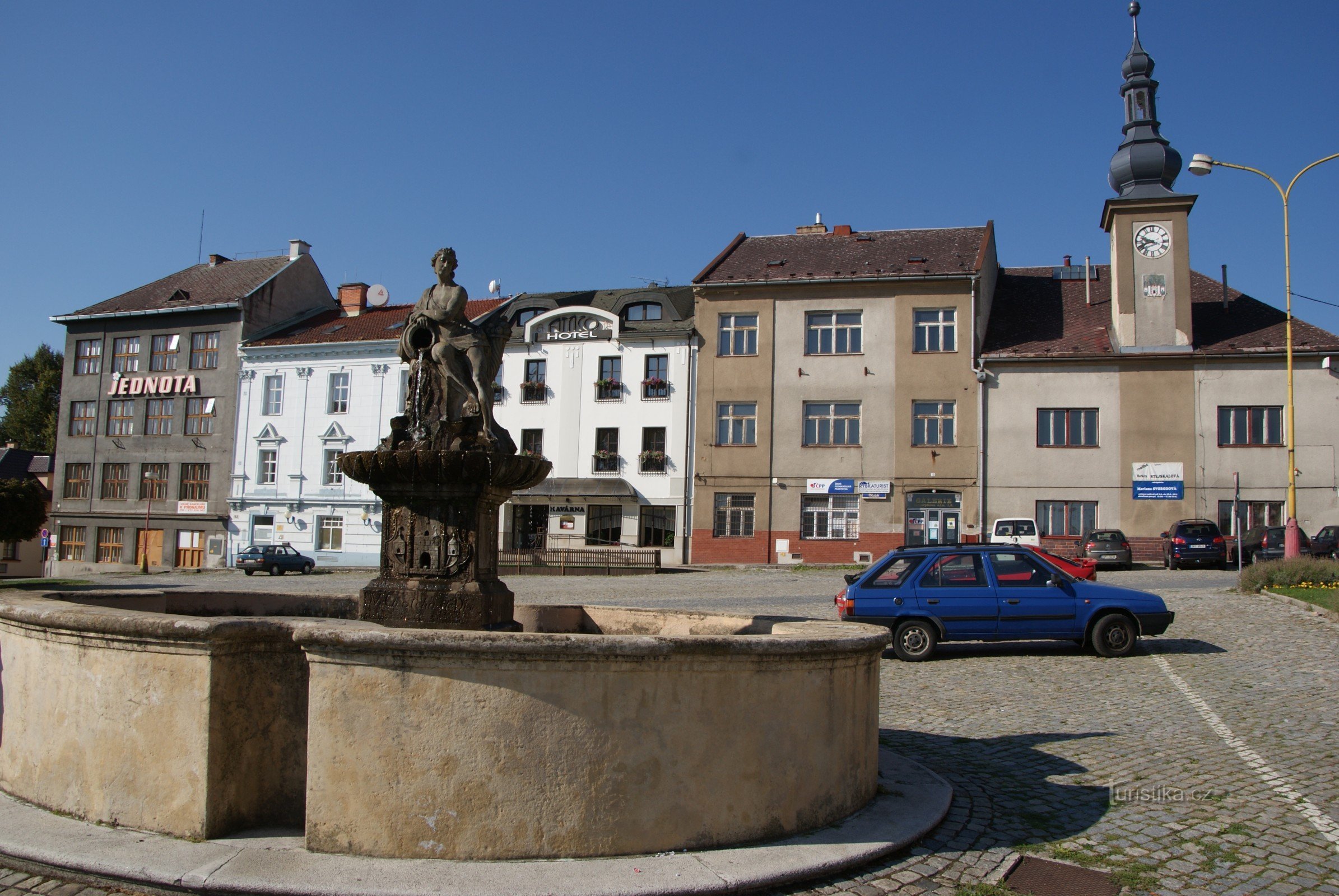 Zábréh - fontaine en pierre sur la place Masaryk