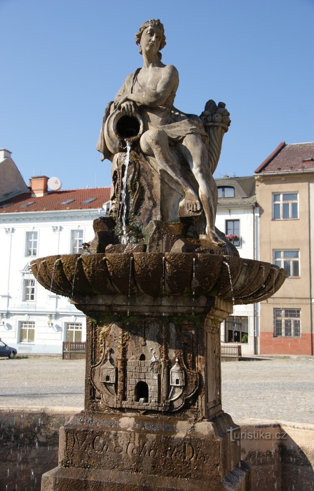 Zábréh - fontaine en pierre sur la place Masaryk