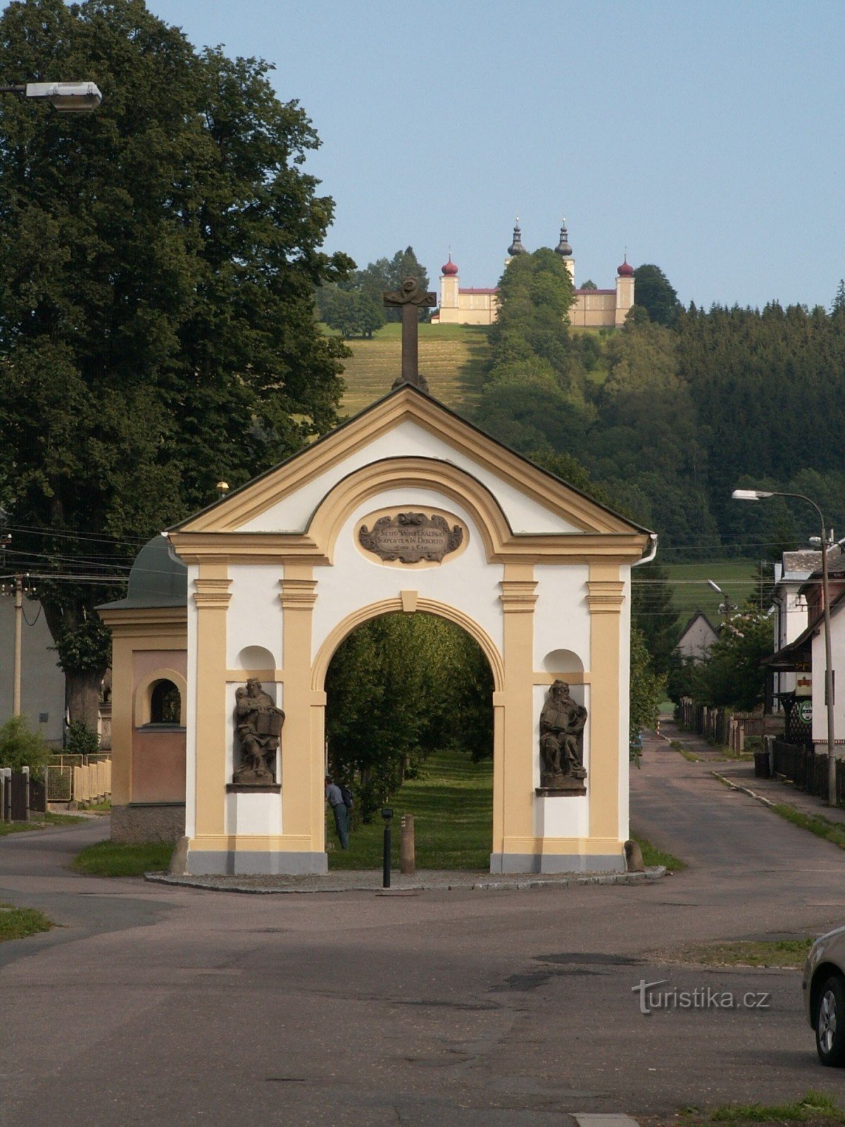 L'inizio del viale del monastero con la Via Crucis