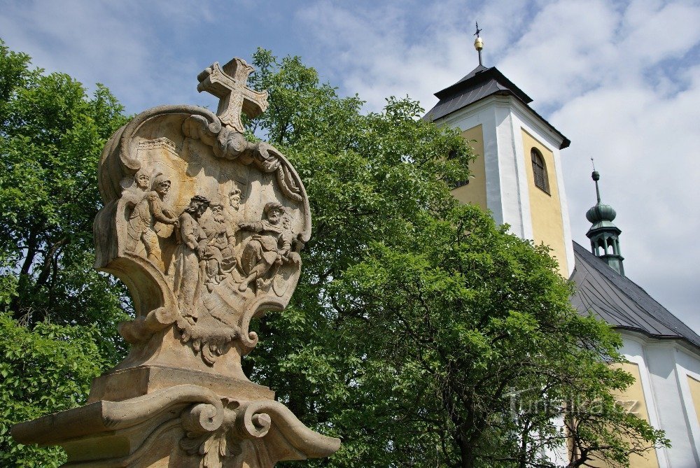 le début du chemin de croix à l'église