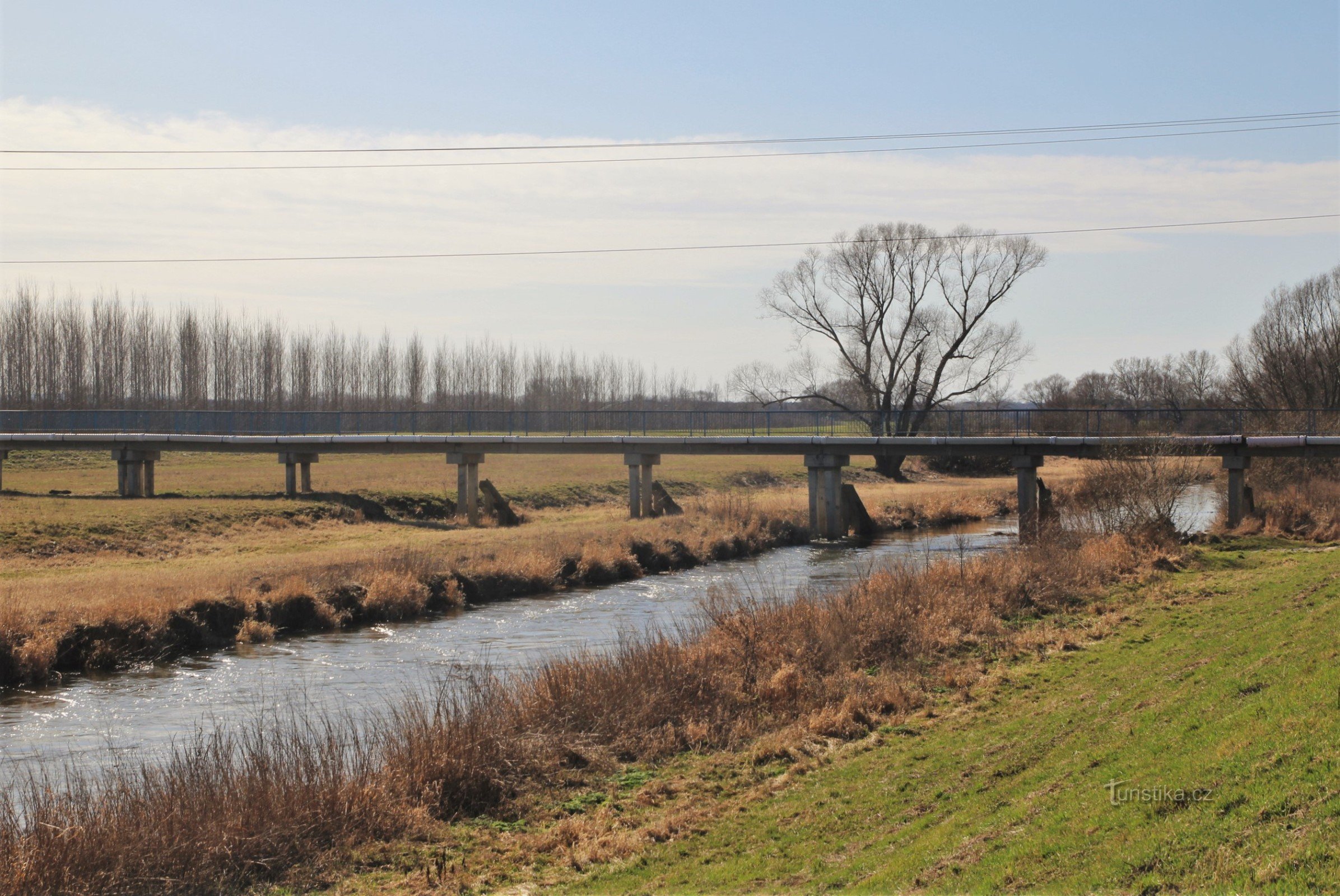 Der Beginn der Fußgängerbrücke mit dem Fluss Dyjí