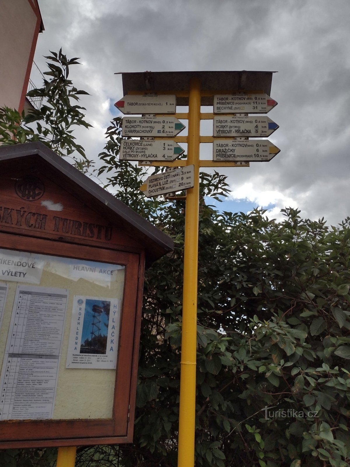 Commencez sur la gauche jaune sur la rue Ústecká