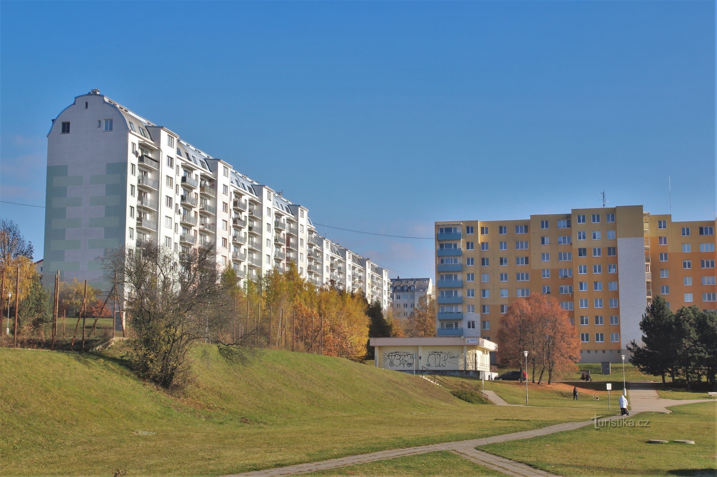 Begyndelsen af ​​ruten fører gennem boligområdet Lišeň