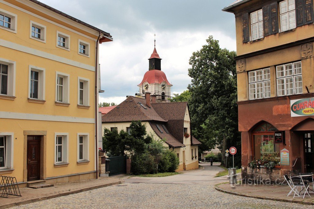 Žacléř, utsikt över kyrkan från torget