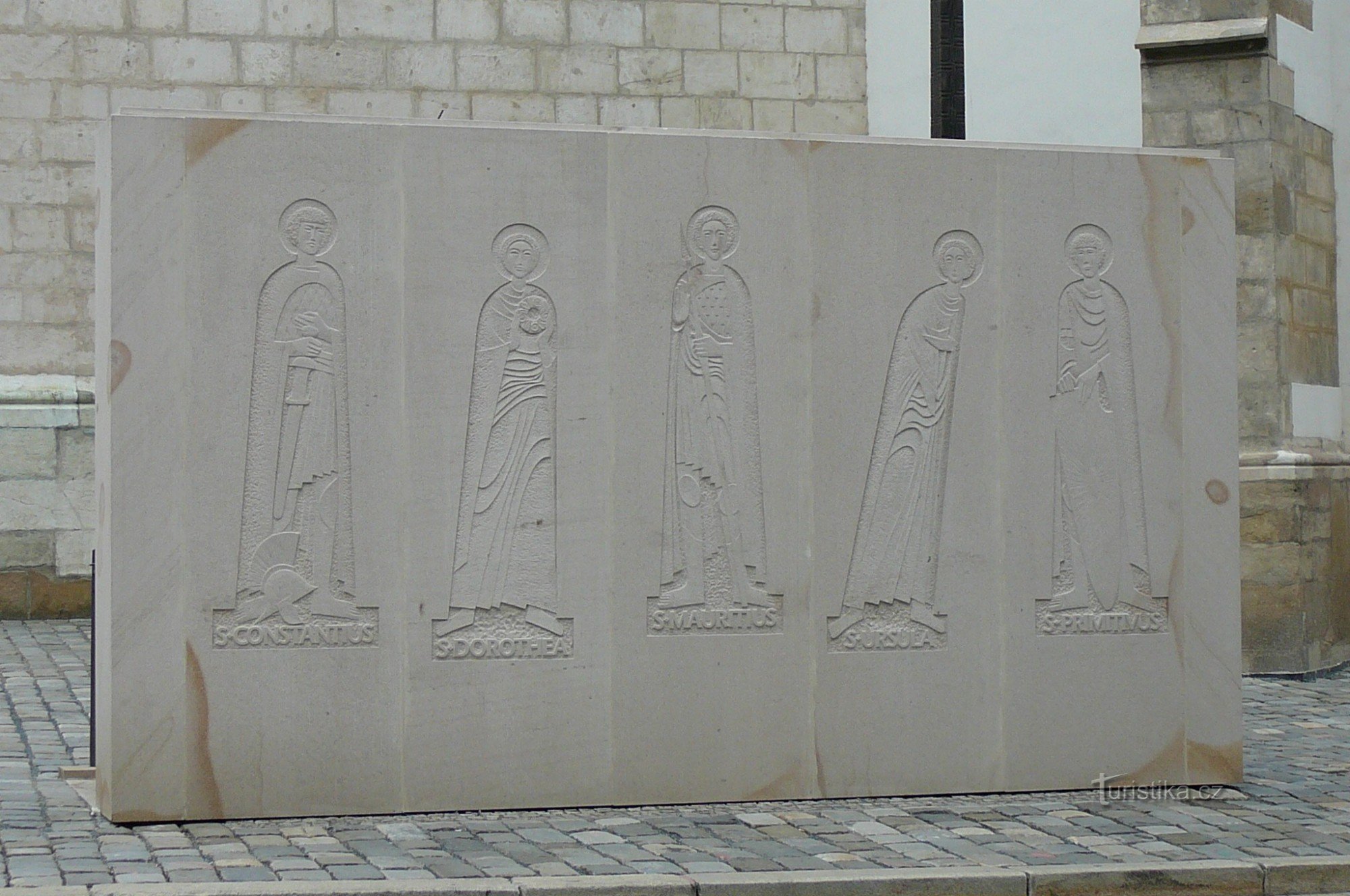 La partie arrière du mur d'entrée avec la représentation des cinq saints qui ont un lien avec l'os