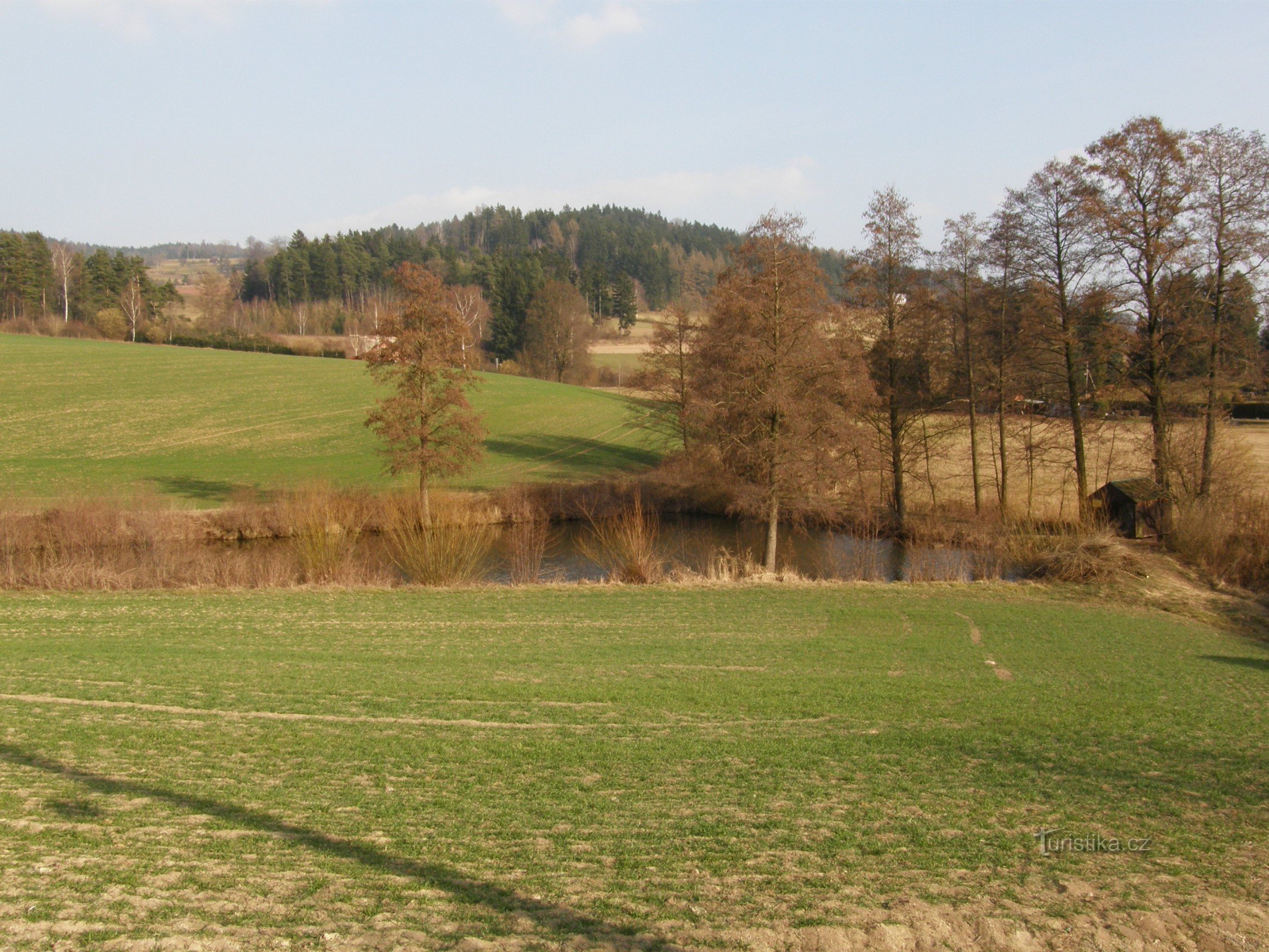 Pogled od zadaj v Rtyn v Podkrkonoší