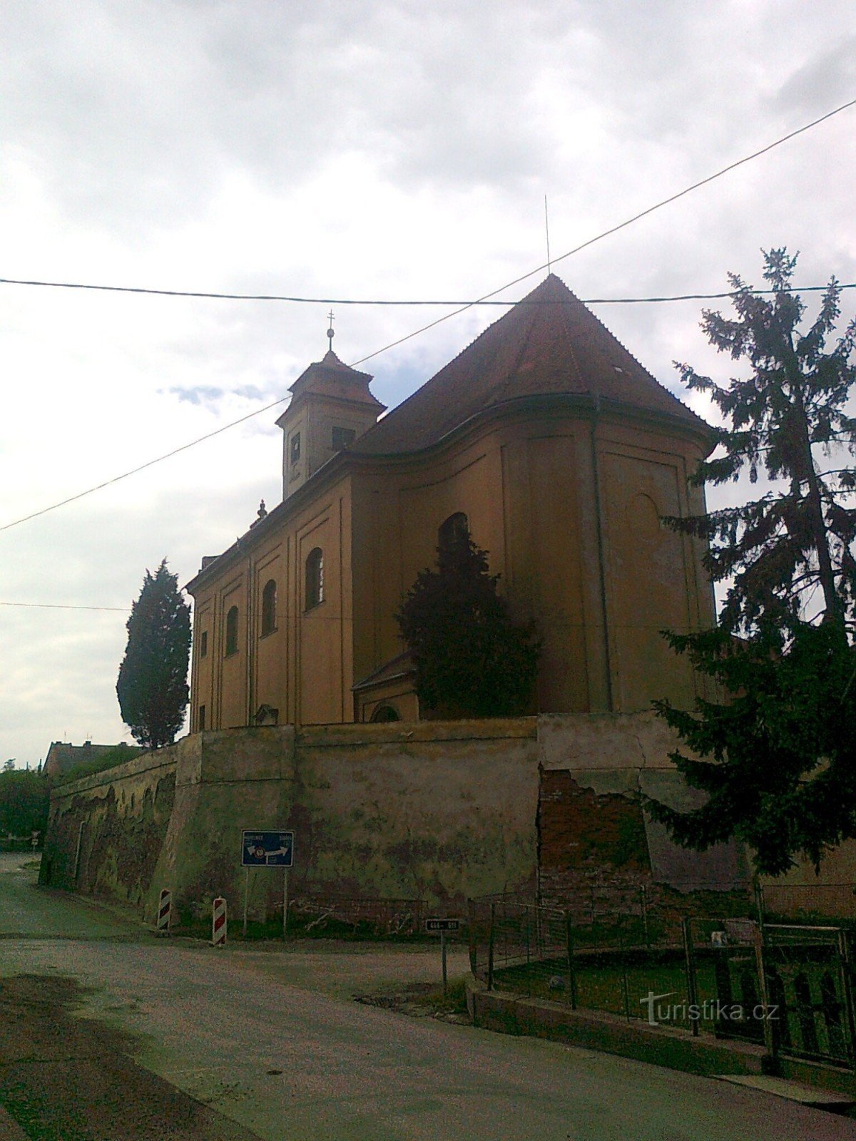 baksidan av kyrkan från sidan av Zámecká-gatan