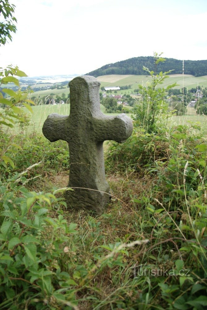 Rückseite (Blick auf das Dorf und die Studený Spitze)