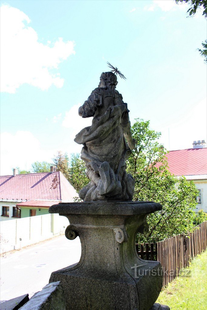 De achterkant van het standbeeld van St. Donata