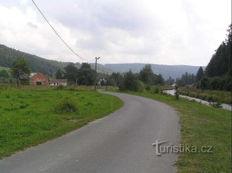 Zadní Ves: Uitzicht op het dorp, de rivier de Opava aan de rechterkant