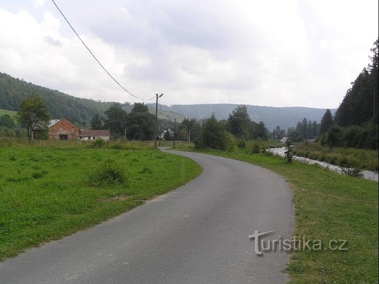 Zadní Ves: Blick auf das Dorf, rechts der Fluss Opava