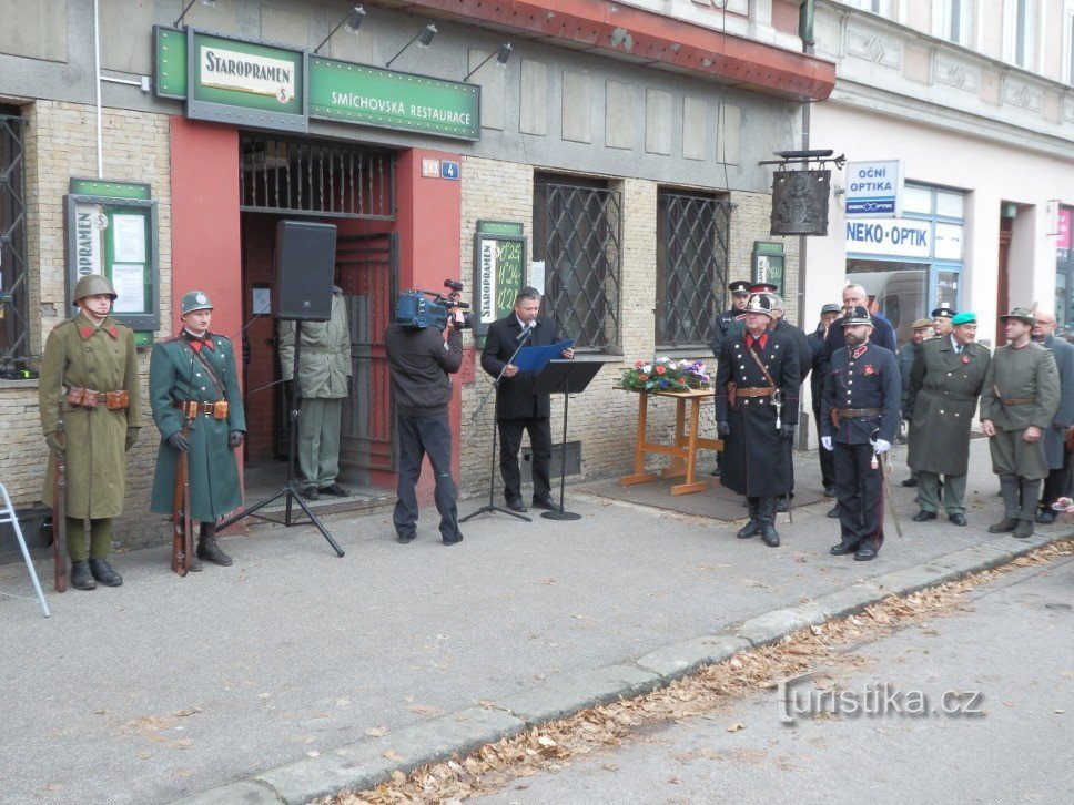 Aanvang van de ceremoniële onthulling van de gedenkplaat