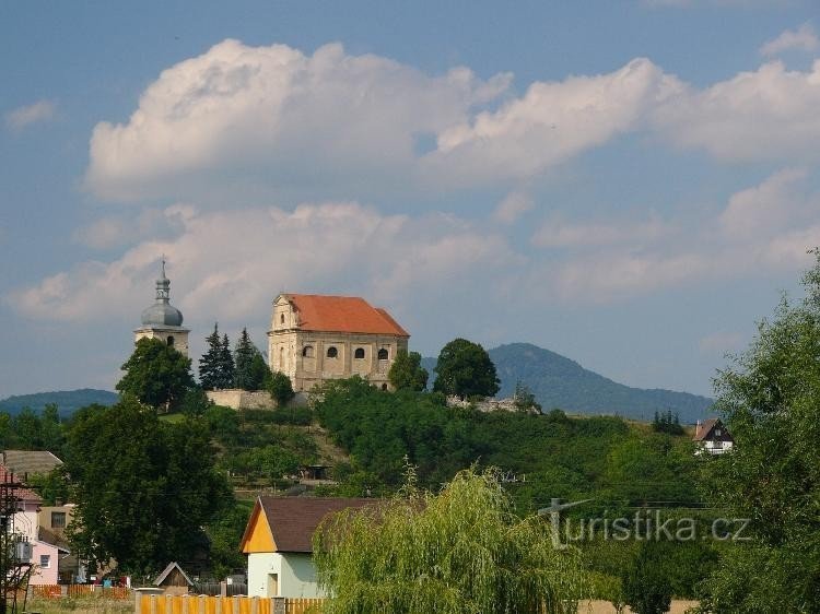 Zahořany: w tle wzgórze Sedlo