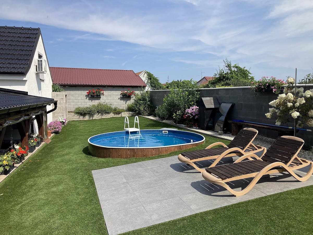 Zahrada s bazénem