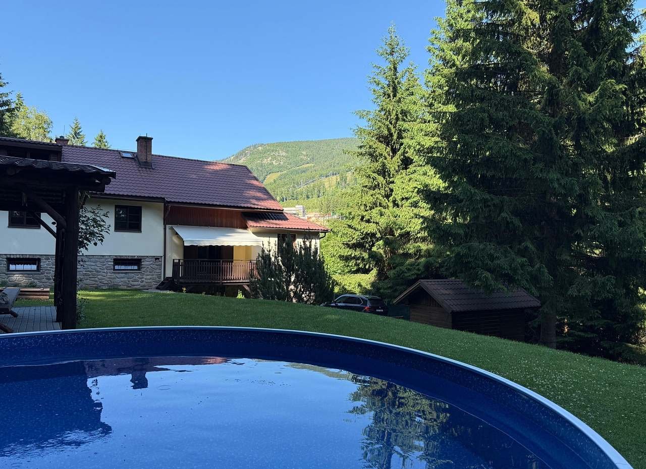 Zahrada s bazenénem v těsné blízkosti lesa