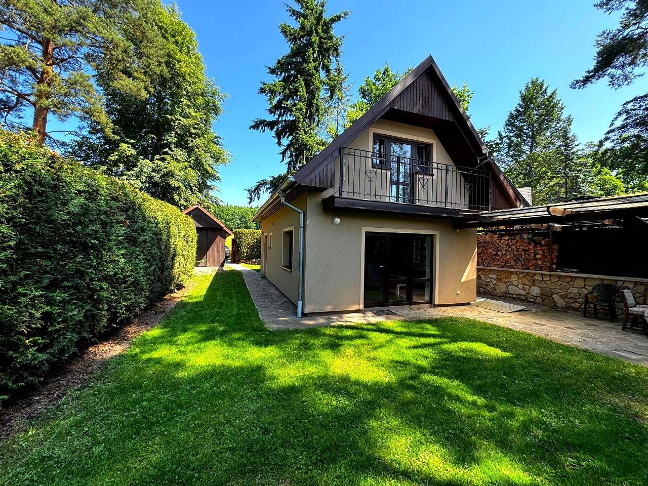 Zahrada s chatou a živým plotem