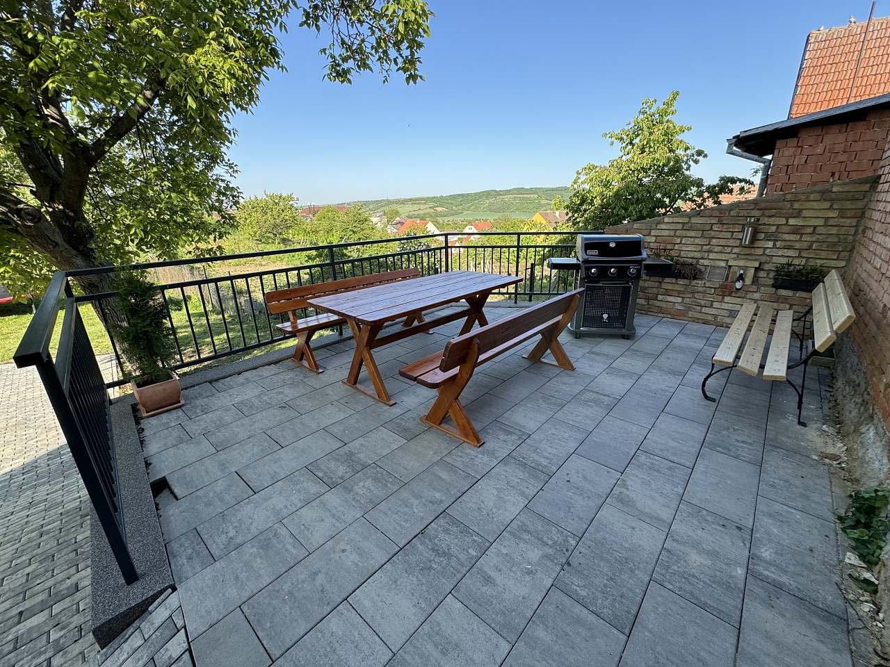 zahrada s posezením, stínem od ořechu a se západem slunce večer