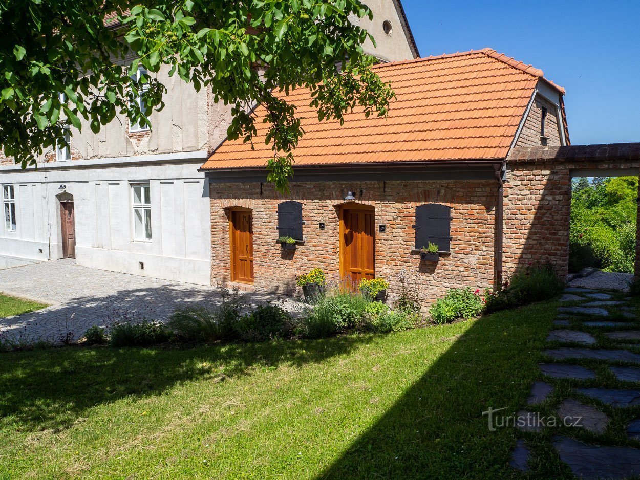 De tuin bij de pastorie en bijgebouw