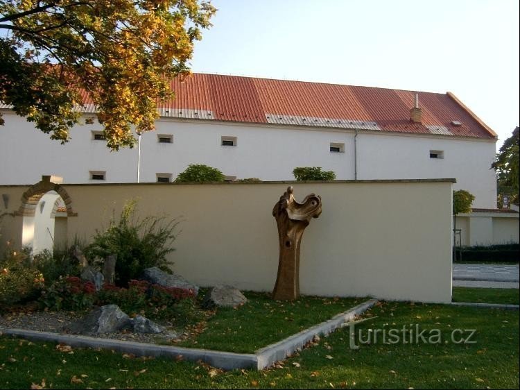 Garten: Schlossgarten mit Skulpturen, Blumenbeeten und Passagen