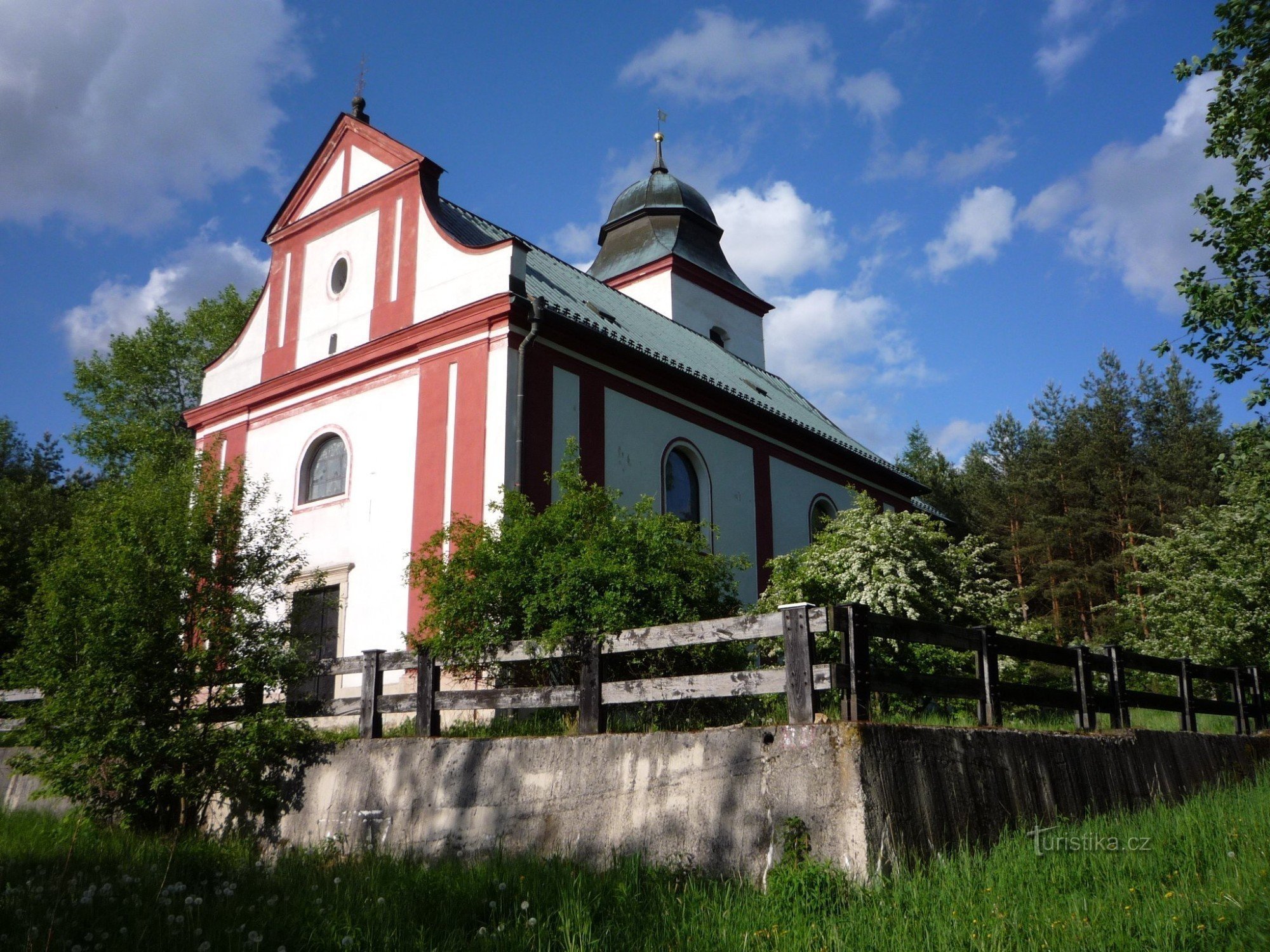 Záhrádka – 一个被洪水淹没的小镇和圣彼得教堂。 欢迎 (PE)