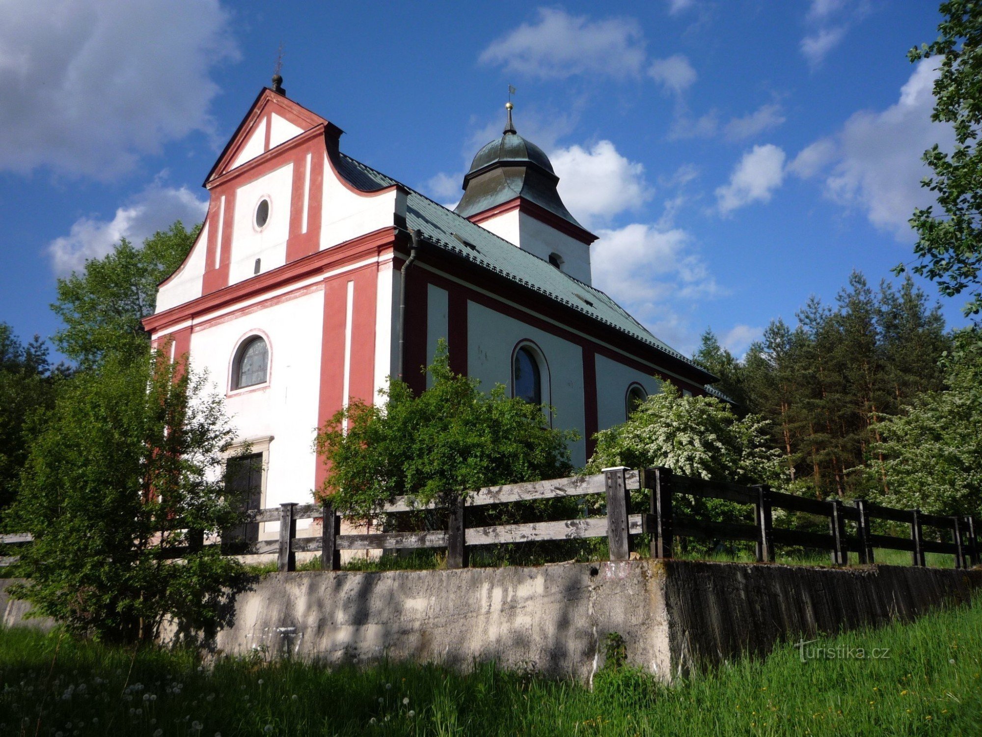 Záhrádka – en oversvømmet by og kirken St. Velkommen (PE)