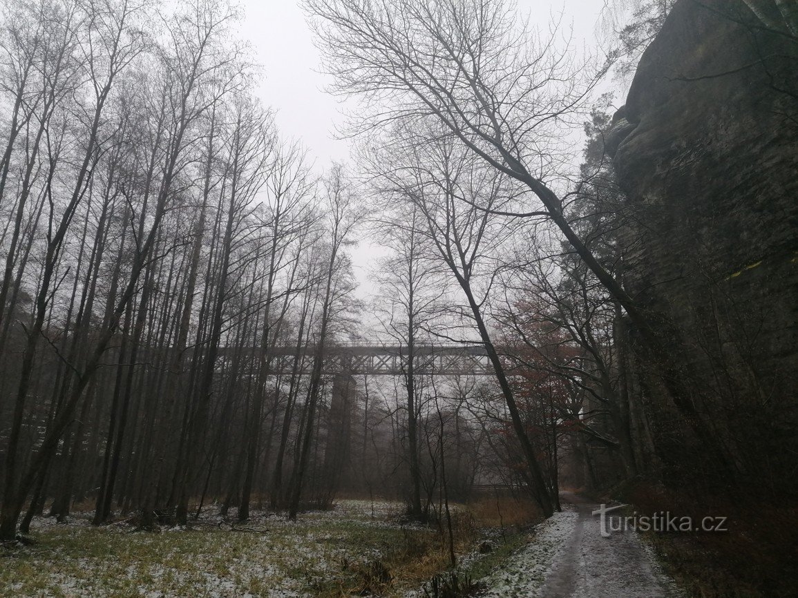 Zahrádky a železniční most nad Peklem