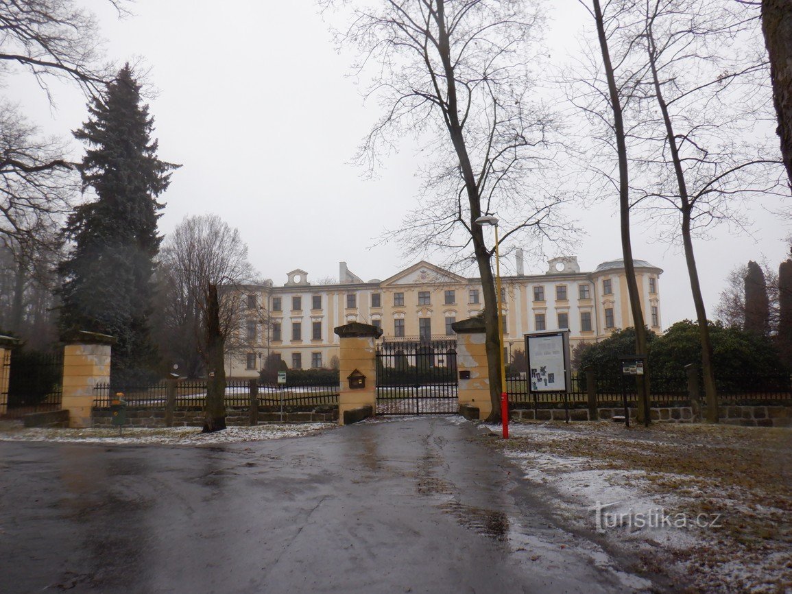 Haver nær Česká Lípa - et slot, statuer og en sti til helvede