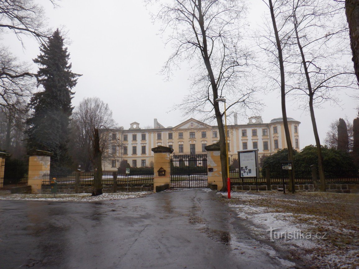 Gärten in der Nähe von Česká Lípa - eine Burg, Statuen und ein Weg zur Hölle