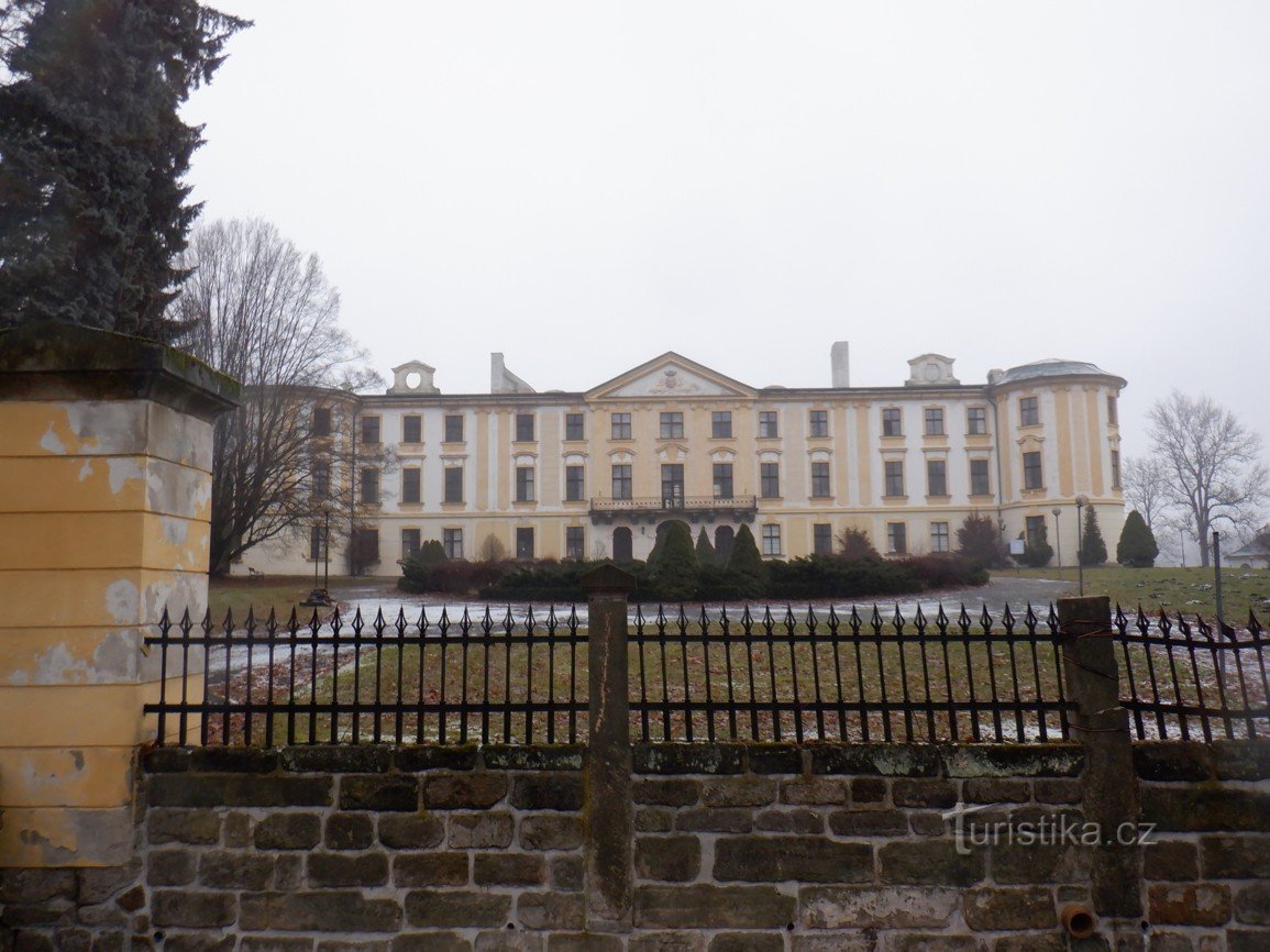 Zahrádky nedaleko České Lípy – zámek, sochy a cesta do Pekla