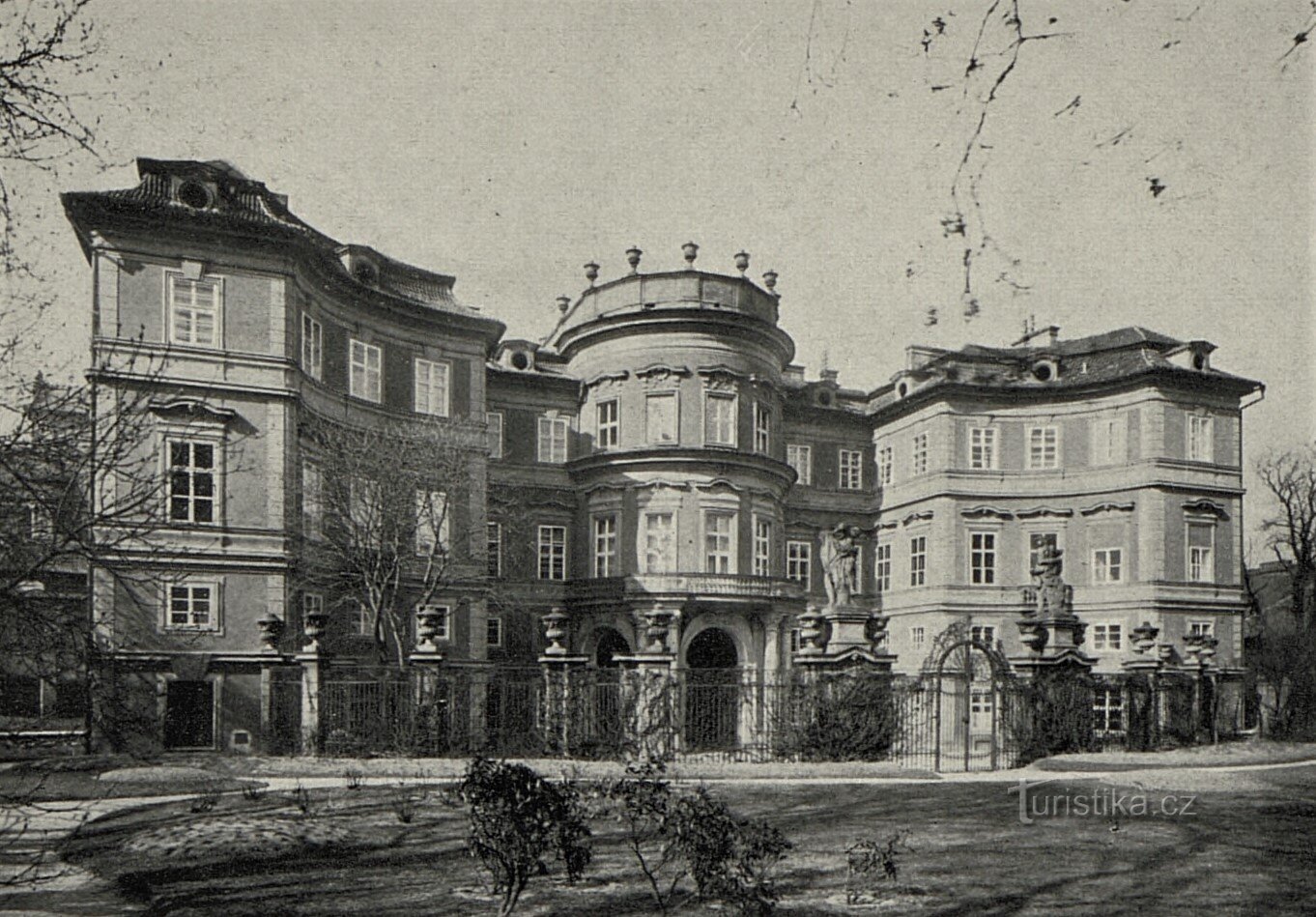1932年のロブコヴィツェ宮殿の庭のファサード