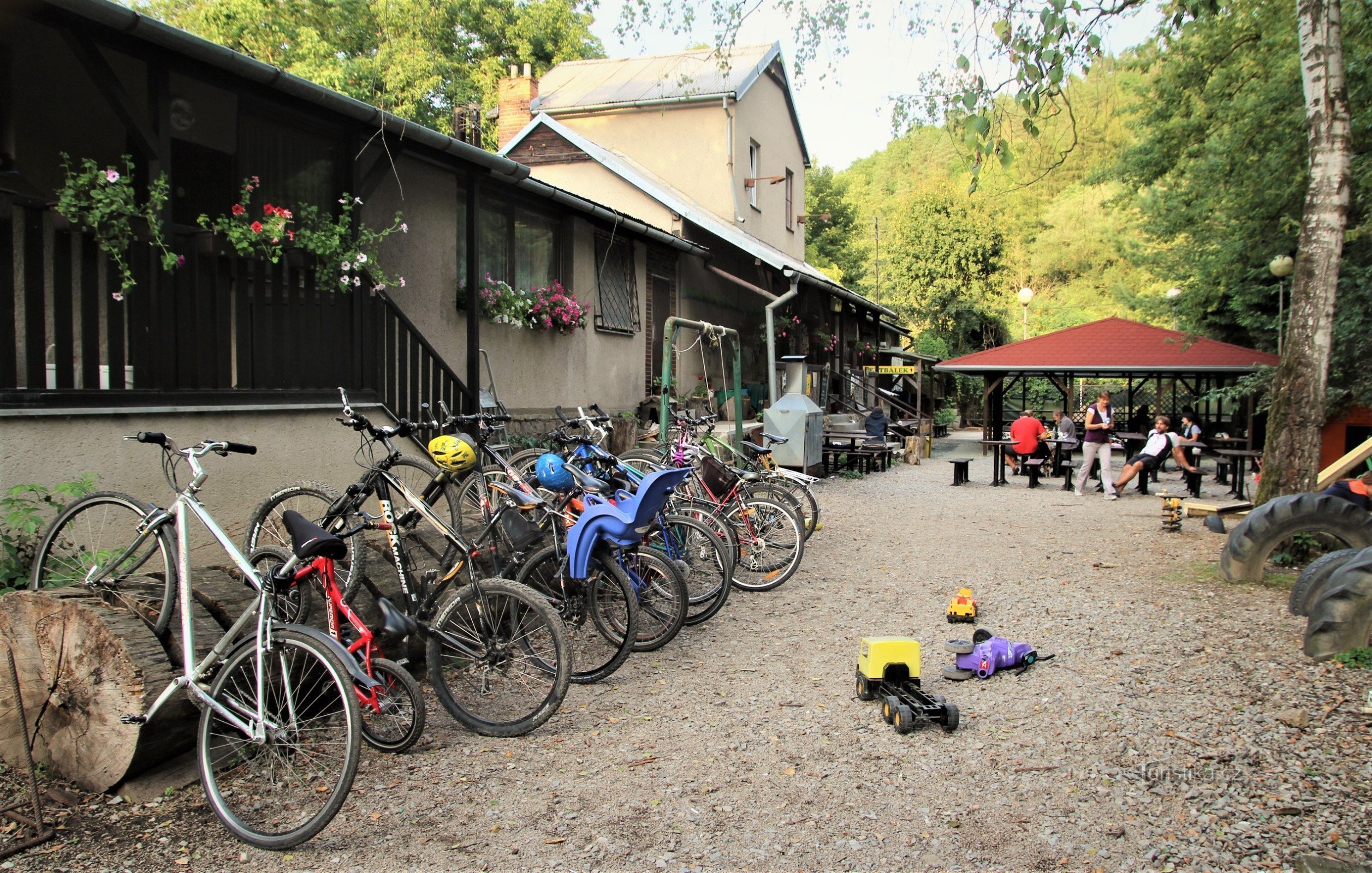 Gartentrakt mit Sommersitzplatz