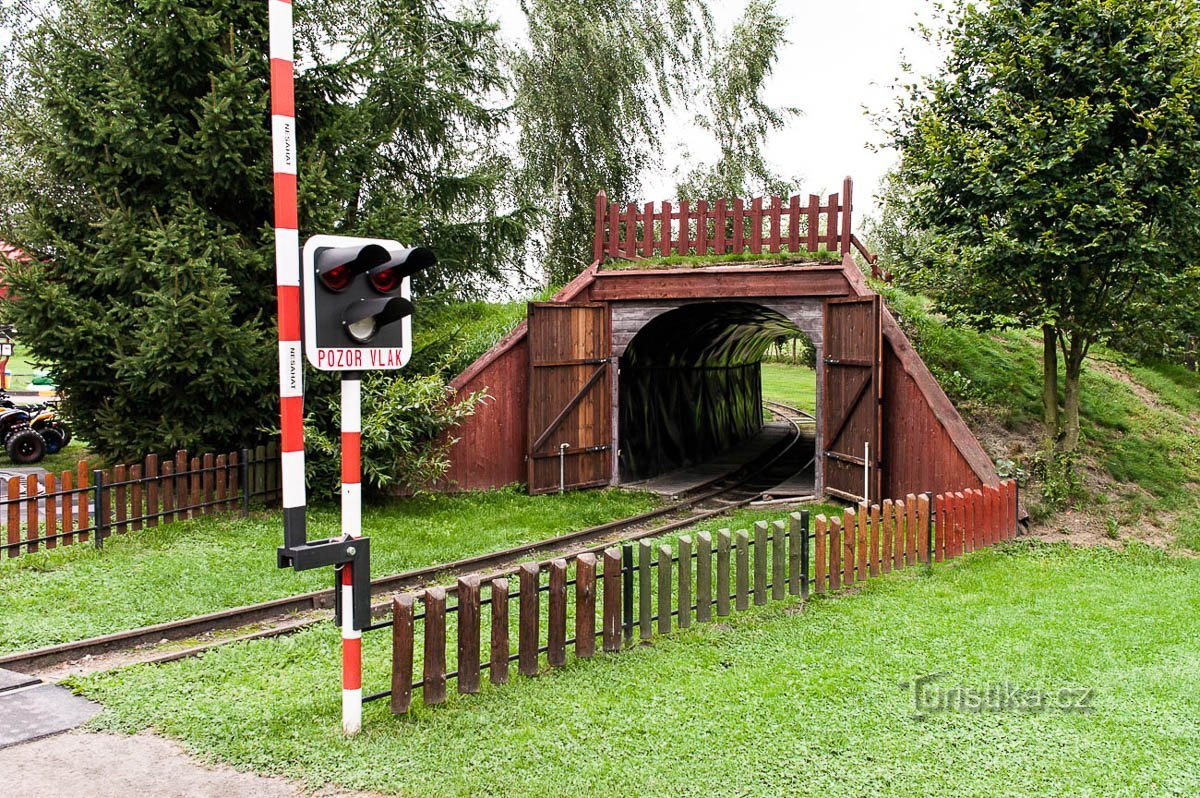 Садова залізниця обладнана тунелем