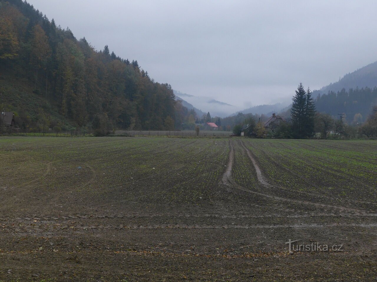 Zajímavé kaskády na spodní části potoku Mazák (pod chatovou oblastí Muchovice).