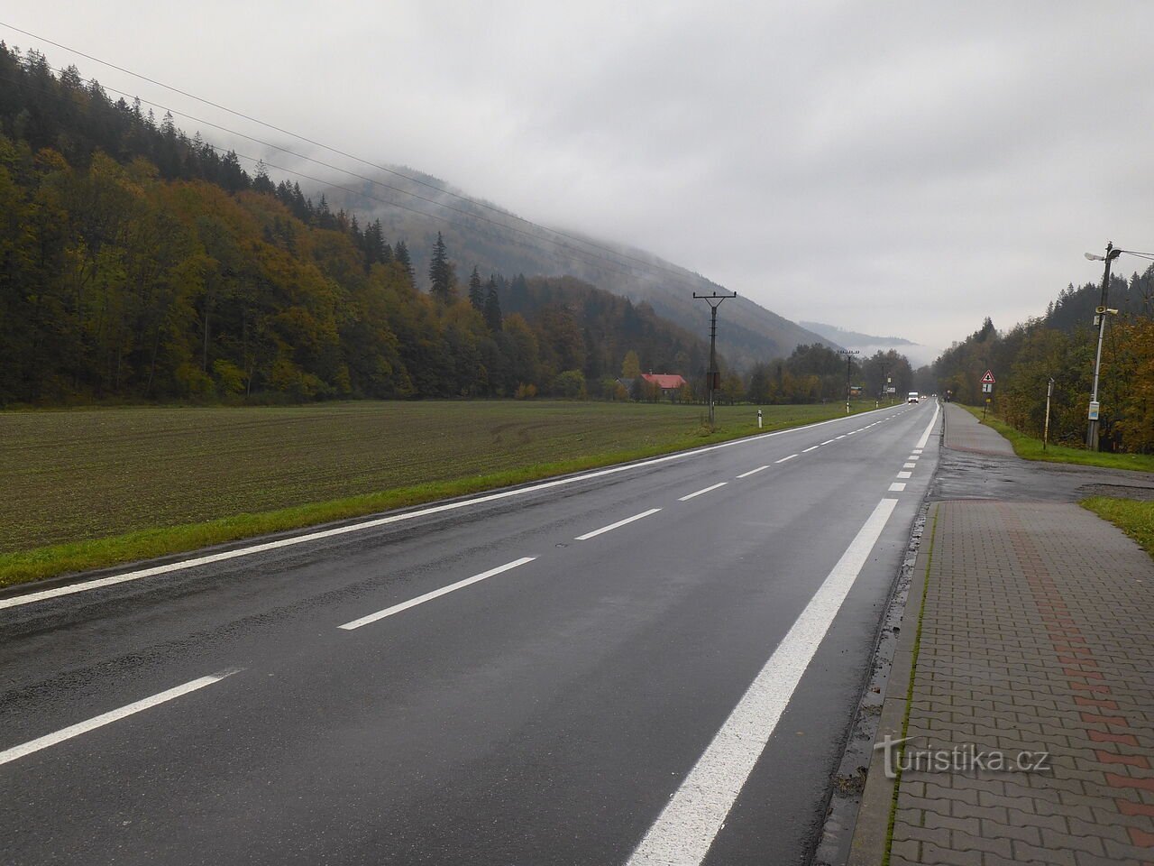 Interessante watervallen op het lagere deel van de Mazák-stroom (onder het huisje van Muchovice).