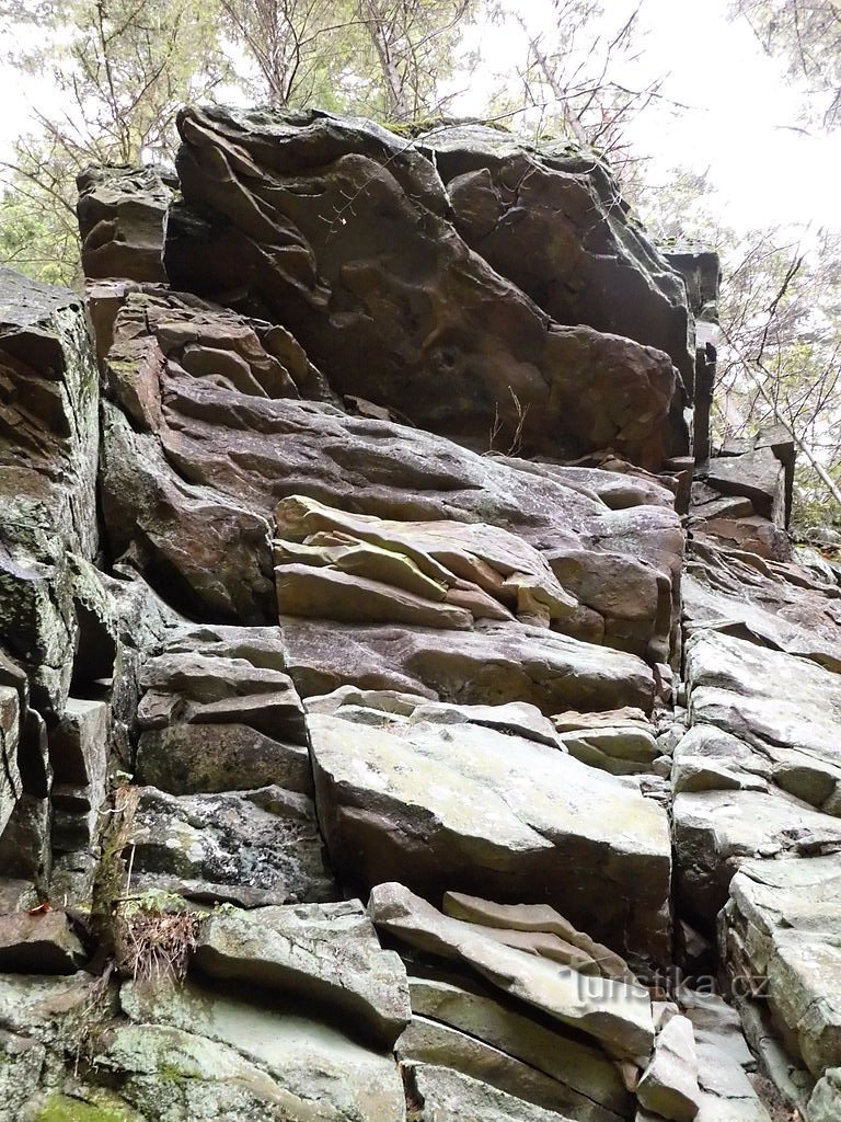Sulov 尾根の北にある興味深い岩石層 - Mosty u Jablunkova - パート 1。
