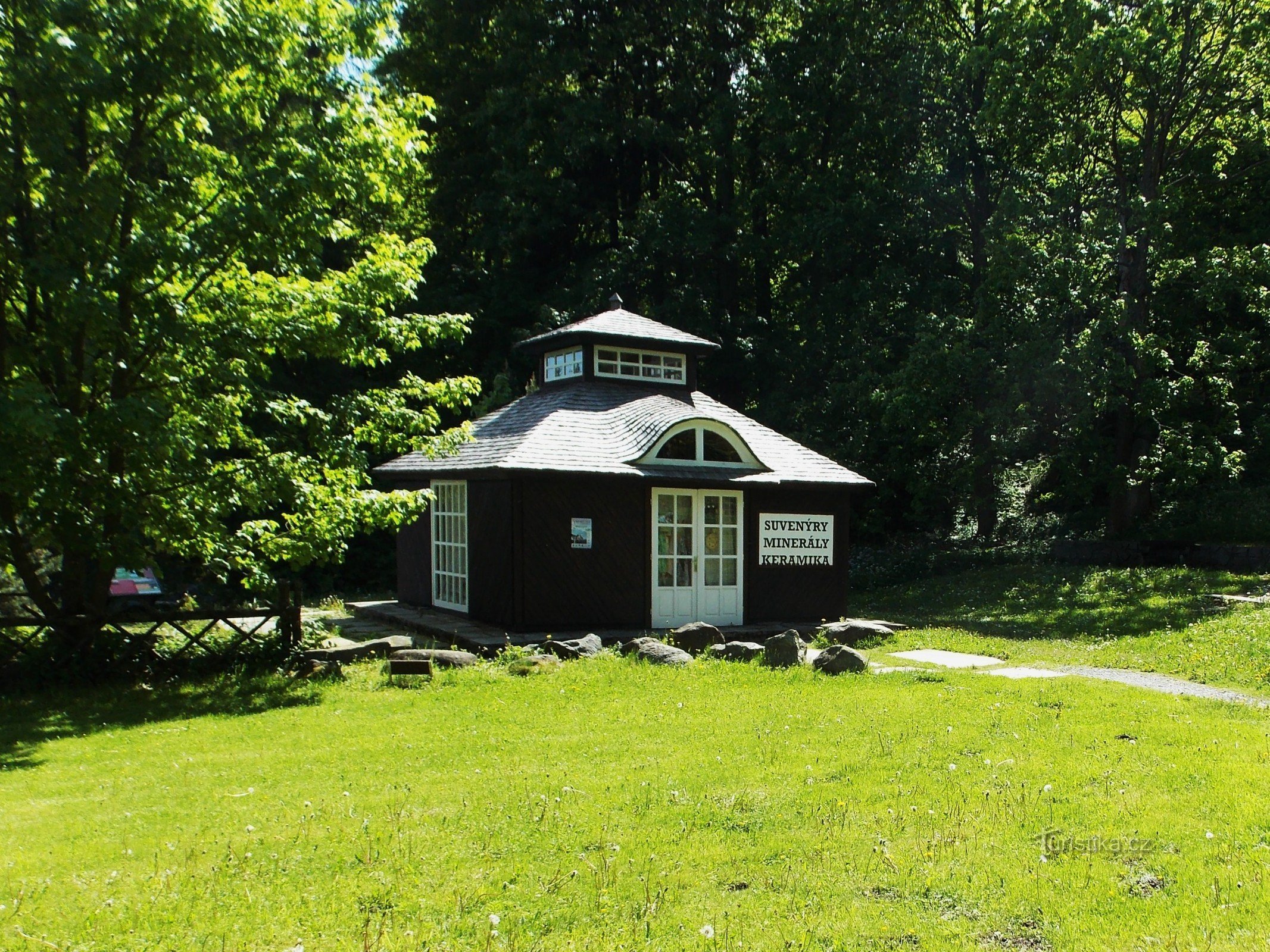 Un point intéressant à Karlová Studánka - une exposition géologique de pierres