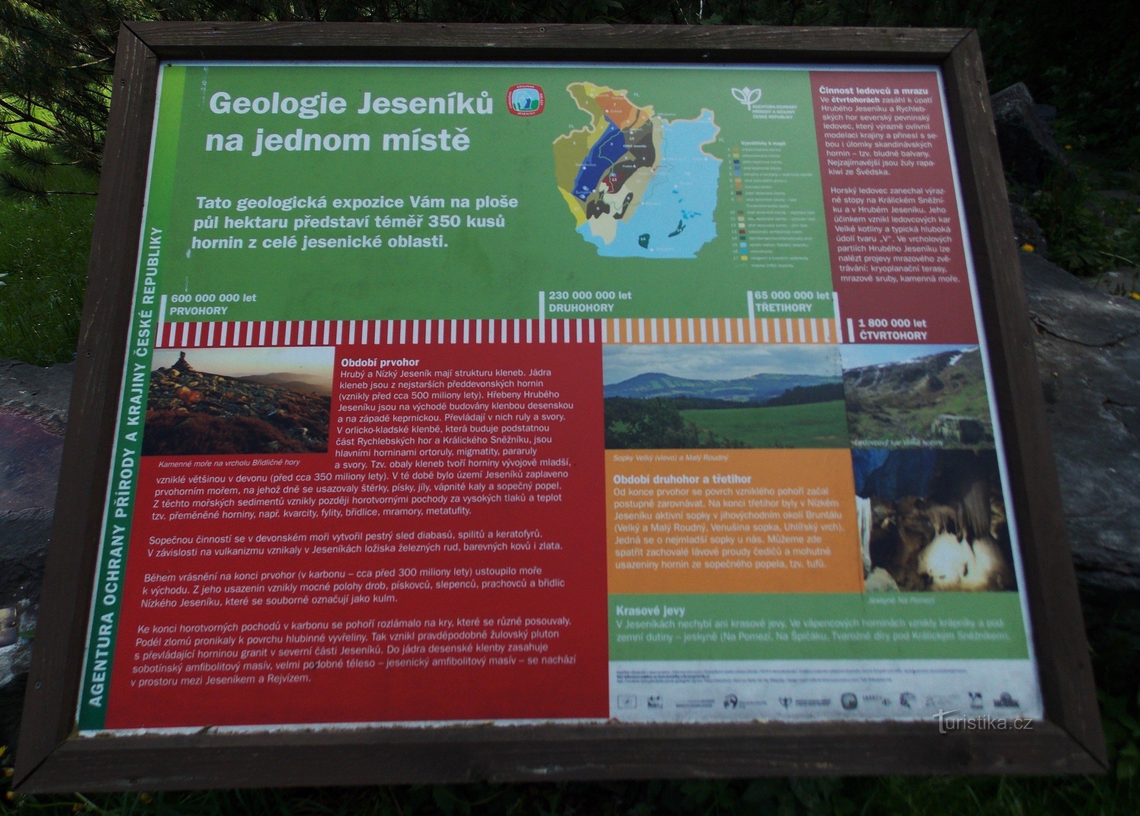 Een interessant punt in Karlová Studánka - een geologische tentoonstelling van stenen